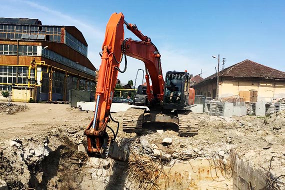 excavator in actiune